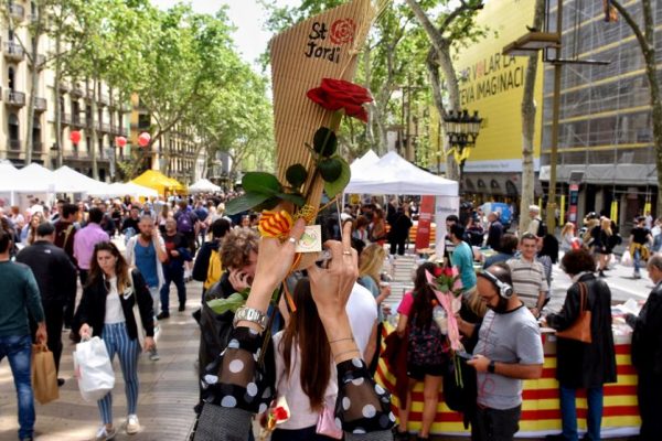 Día de san Jorge en las Ramblas de Barcelona